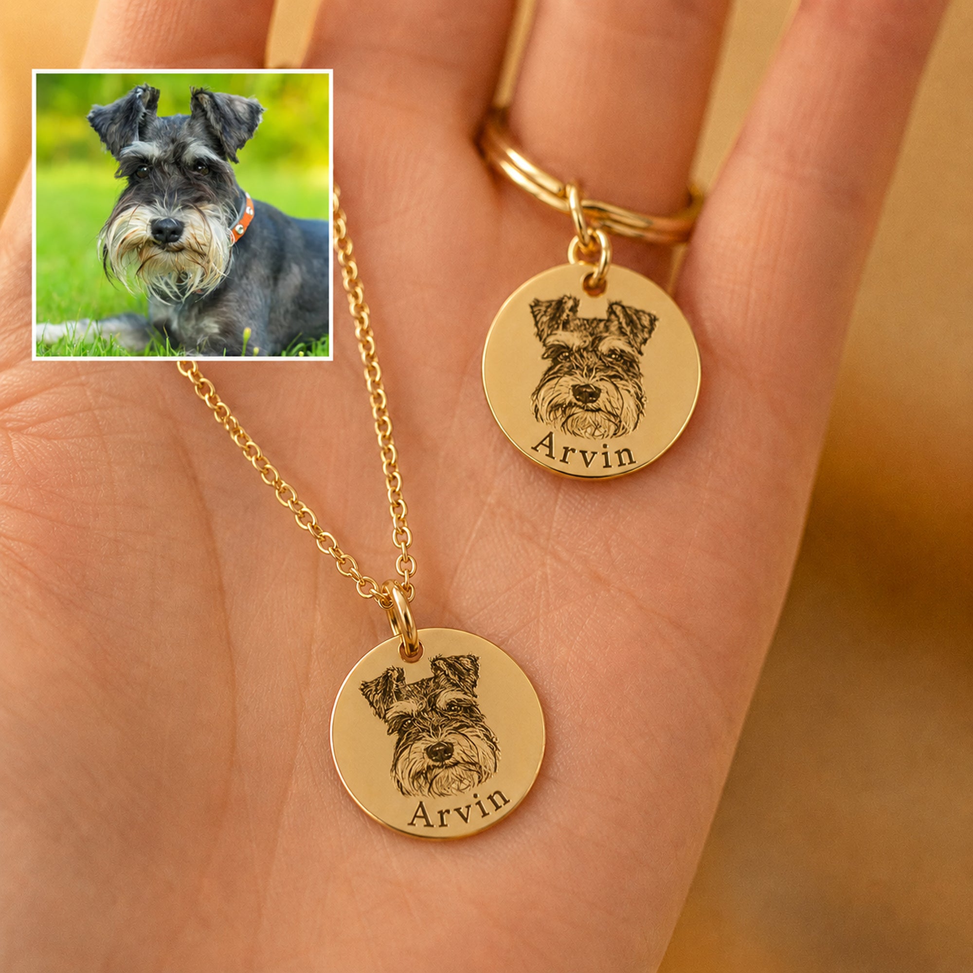 Zwei maßgefertigte Haustier-Porträt-Halsketten aus Gold mit Arvin dem Schnauzer